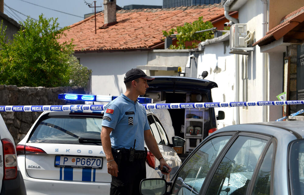 <p>Iz UP su kazali da službenici Regionalnog centra bezbjednosti "Centar", te Sektora za borbu protiv kriminala, uz aktivnu podršku drugih organizacionih jedinica UP, a u koordinaciji sa Višim državnim tužilaštvom u Podgorici preduzimaju izviđajne mjere i radnje na rasvjetljavanju ovog krivičnog djela, identifikaciji i lociranju izvršioca</p>