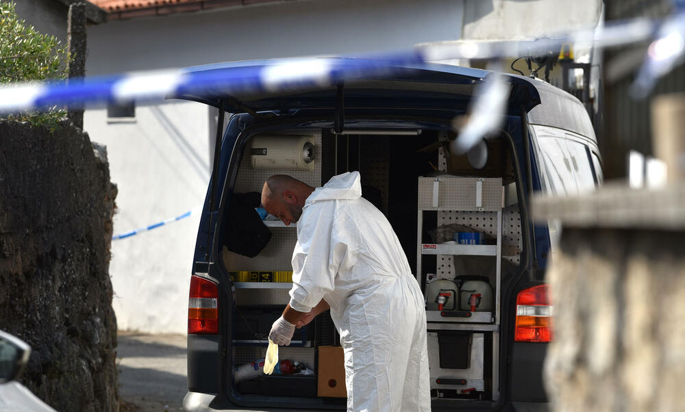 <p>Iz UP su kazali da službenici Regionalnog centra bezbjednosti "Centar", te Sektora za borbu protiv kriminala, uz aktivnu podršku drugih organizacionih jedinica UP, a u koordinaciji sa Višim državnim tužilaštvom u Podgorici preduzimaju izviđajne mjere i radnje na rasvjetljavanju ovog krivičnog djela, identifikaciji i lociranju izvršioca</p>