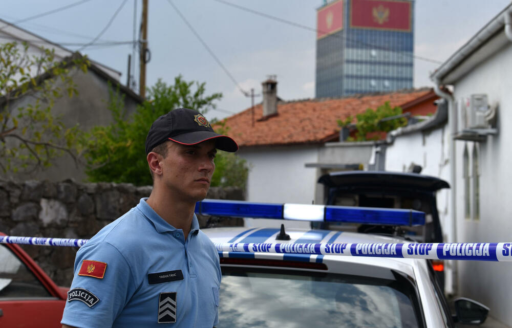 <p>Iz UP su kazali da službenici Regionalnog centra bezbjednosti "Centar", te Sektora za borbu protiv kriminala, uz aktivnu podršku drugih organizacionih jedinica UP, a u koordinaciji sa Višim državnim tužilaštvom u Podgorici preduzimaju izviđajne mjere i radnje na rasvjetljavanju ovog krivičnog djela, identifikaciji i lociranju izvršioca</p>