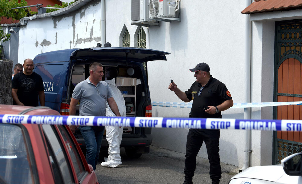 <p>Iz UP su kazali da službenici Regionalnog centra bezbjednosti "Centar", te Sektora za borbu protiv kriminala, uz aktivnu podršku drugih organizacionih jedinica UP, a u koordinaciji sa Višim državnim tužilaštvom u Podgorici preduzimaju izviđajne mjere i radnje na rasvjetljavanju ovog krivičnog djela, identifikaciji i lociranju izvršioca</p>