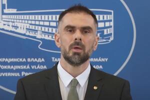 Protest ispred zgrade u kojoj gradonačelnik Novog Sada navodno...