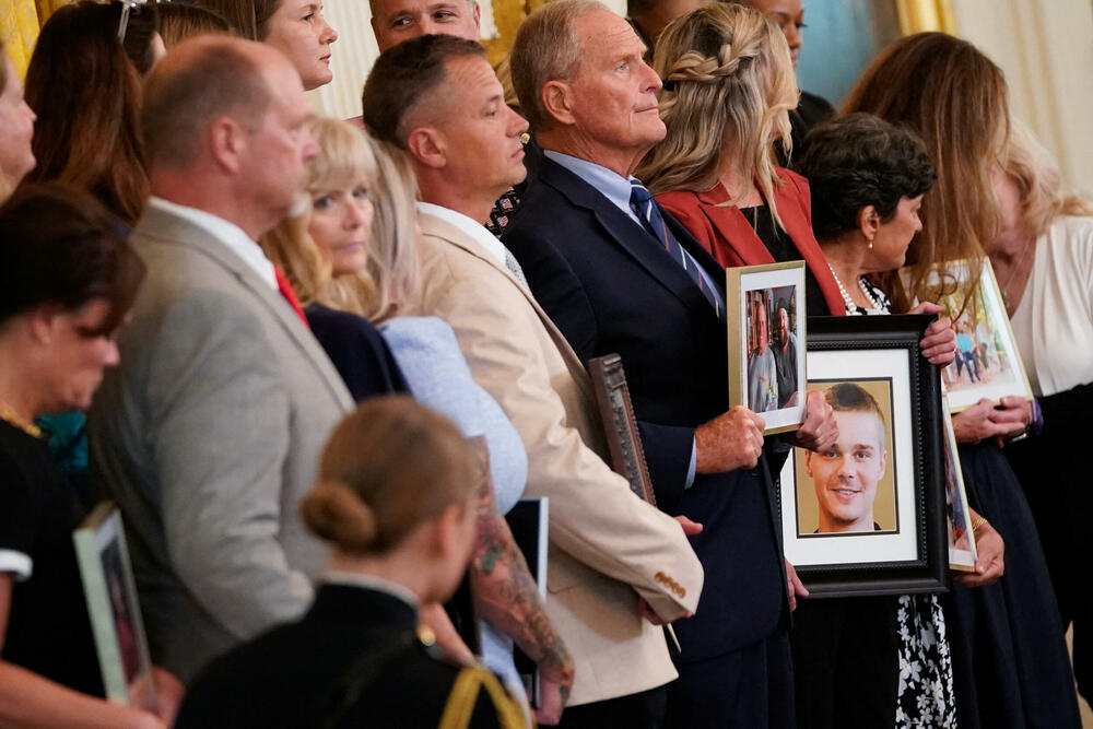 <p>Govoreći na događaju povodom potpisivanja Zakona o fentanilu HALT, kojem su prisustvovali članovi porodica ljudi koji su umrli od predoziranja fentanilom, Tramp je rekao da je uveo carinu Kini "zbog fentanila"</p>