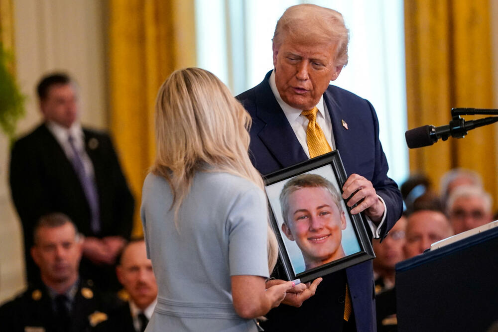 <p>Govoreći na događaju povodom potpisivanja Zakona o fentanilu HALT, kojem su prisustvovali članovi porodica ljudi koji su umrli od predoziranja fentanilom, Tramp je rekao da je uveo carinu Kini "zbog fentanila"</p>