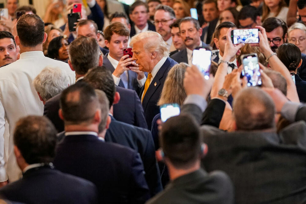 <p>Govoreći na događaju povodom potpisivanja Zakona o fentanilu HALT, kojem su prisustvovali članovi porodica ljudi koji su umrli od predoziranja fentanilom, Tramp je rekao da je uveo carinu Kini "zbog fentanila"</p>