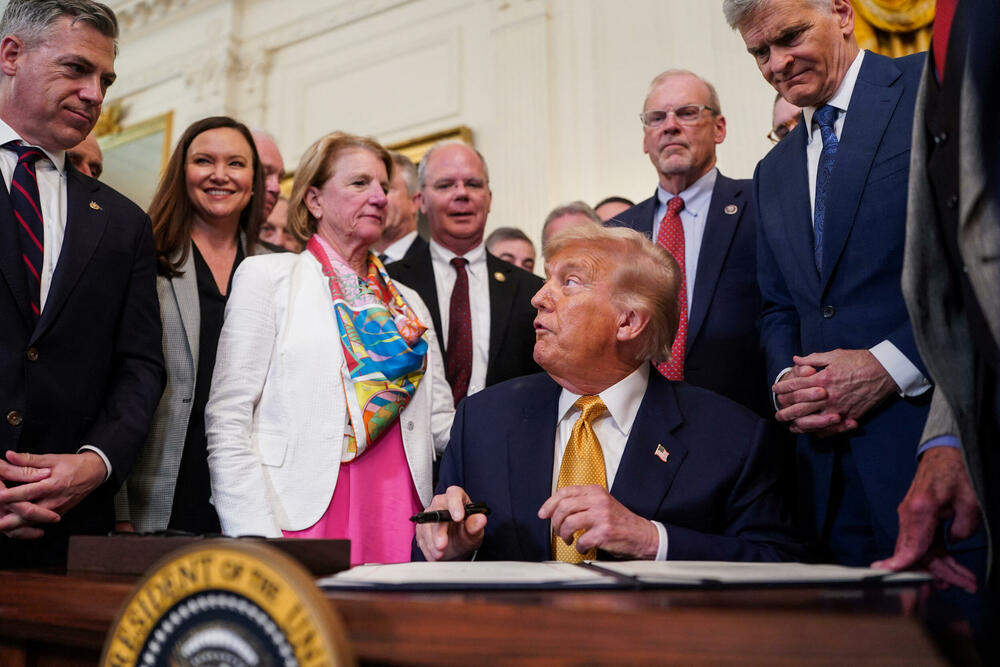 <p>Govoreći na događaju povodom potpisivanja Zakona o fentanilu HALT, kojem su prisustvovali članovi porodica ljudi koji su umrli od predoziranja fentanilom, Tramp je rekao da je uveo carinu Kini "zbog fentanila"</p>