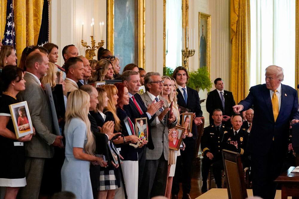 <p>Govoreći na događaju povodom potpisivanja Zakona o fentanilu HALT, kojem su prisustvovali članovi porodica ljudi koji su umrli od predoziranja fentanilom, Tramp je rekao da je uveo carinu Kini "zbog fentanila"</p>