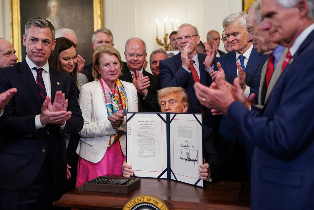 <p>Govoreći na događaju povodom potpisivanja Zakona o fentanilu HALT, kojem su prisustvovali članovi porodica ljudi koji su umrli od predoziranja fentanilom, Tramp je rekao da je uveo carinu Kini "zbog fentanila"</p>