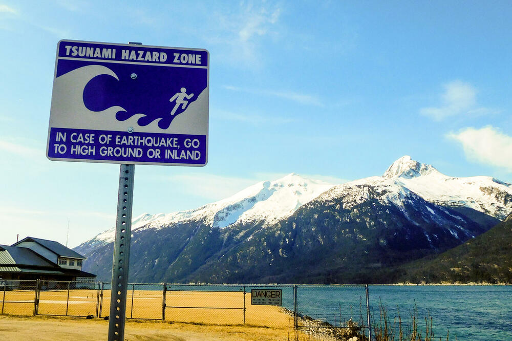 Znak upozorenja na cunami u slučaju zemljotresa (Ilustracija), Foto: Shutterstock