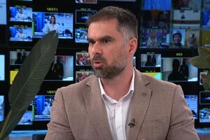 Mićin: Demonstranti uzeli otirač i gazili ga ispred zgrade,...