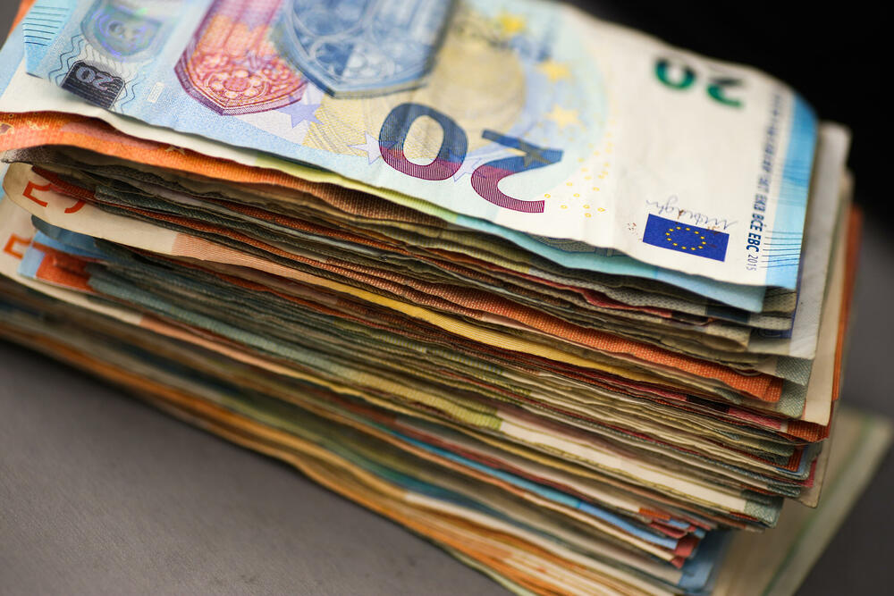 Finančne prevare in utaja davkov pretresajo Črno goro, medtem ko Srbija slavi humanitarnost