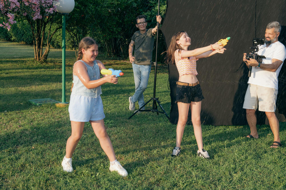 <p>Ivana Popović Martinović na zadovoljstvo publike, ali i svoje, napokon snimila duetsku pjesmu sa sestrom Nelom. “Dvorište ljubavi” ne samo njih, već i slušaoce vratiće u djetinjstvo</p>