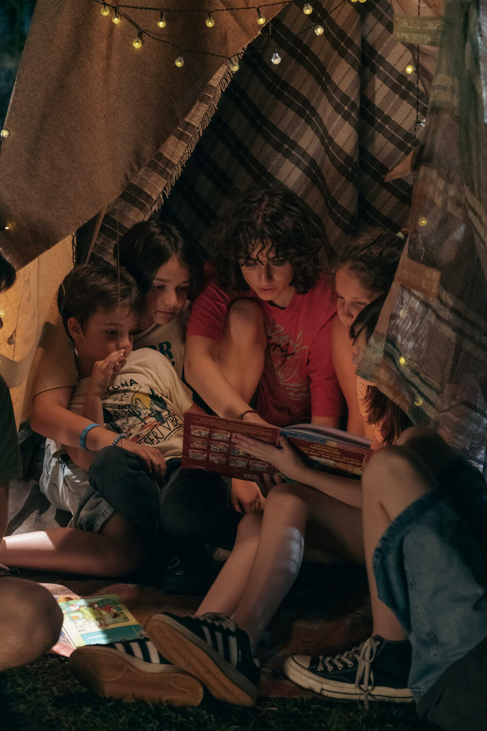 <p>Ivana Popović Martinović na zadovoljstvo publike, ali i svoje, napokon snimila duetsku pjesmu sa sestrom Nelom. “Dvorište ljubavi” ne samo njih, već i slušaoce vratiće u djetinjstvo</p>