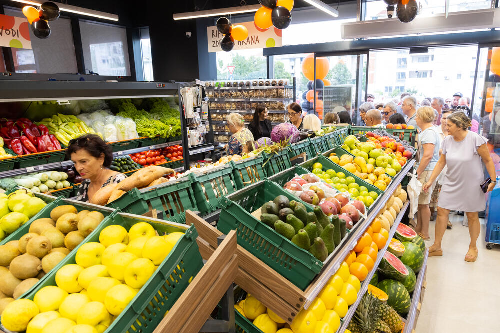 <p><em>Danas je svečano otvoren novi CITY market u Makedonskom naselju u Baru, čija će vrata za potrošače biti od danas otvorena 24h dnevno, sem nedjelje!</em></p>