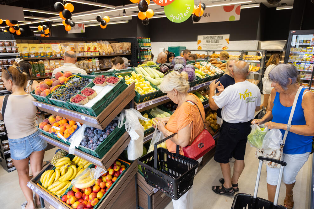 <p><em>Danas je svečano otvoren novi CITY market u Makedonskom naselju u Baru, čija će vrata za potrošače biti od danas otvorena 24h dnevno, sem nedjelje!</em></p>