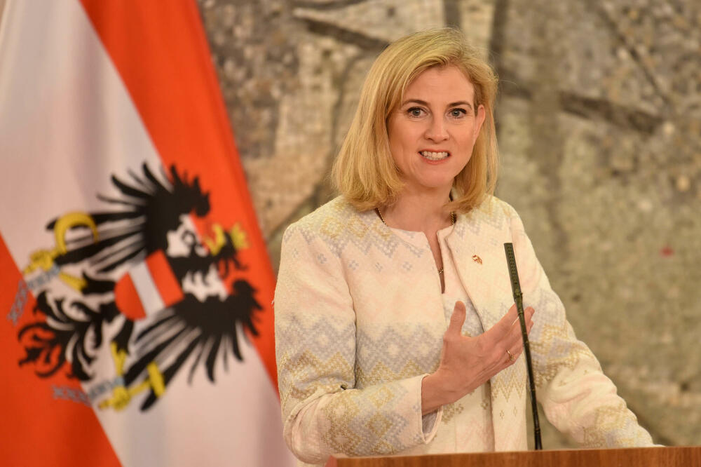 <p>Ministarka za evropske i međunarodne poslove Austrije Beate Majnl-Rajzinger je na zajedničkoj pres konferenciji sa ministrom vanjskih poslova Crne Gore Ervinom Ibrahimovićem kazala da je u procesu integracije bitna i borba protiv organizovanog kriminala, pogotovo sajber kriminala</p>