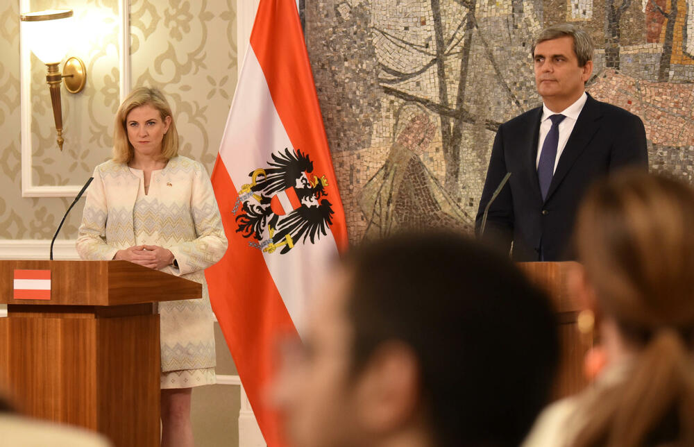 <p>Ministarka za evropske i međunarodne poslove Austrije Beate Majnl-Rajzinger je na zajedničkoj pres konferenciji sa ministrom vanjskih poslova Crne Gore Ervinom Ibrahimovićem kazala da je u procesu integracije bitna i borba protiv organizovanog kriminala, pogotovo sajber kriminala</p>