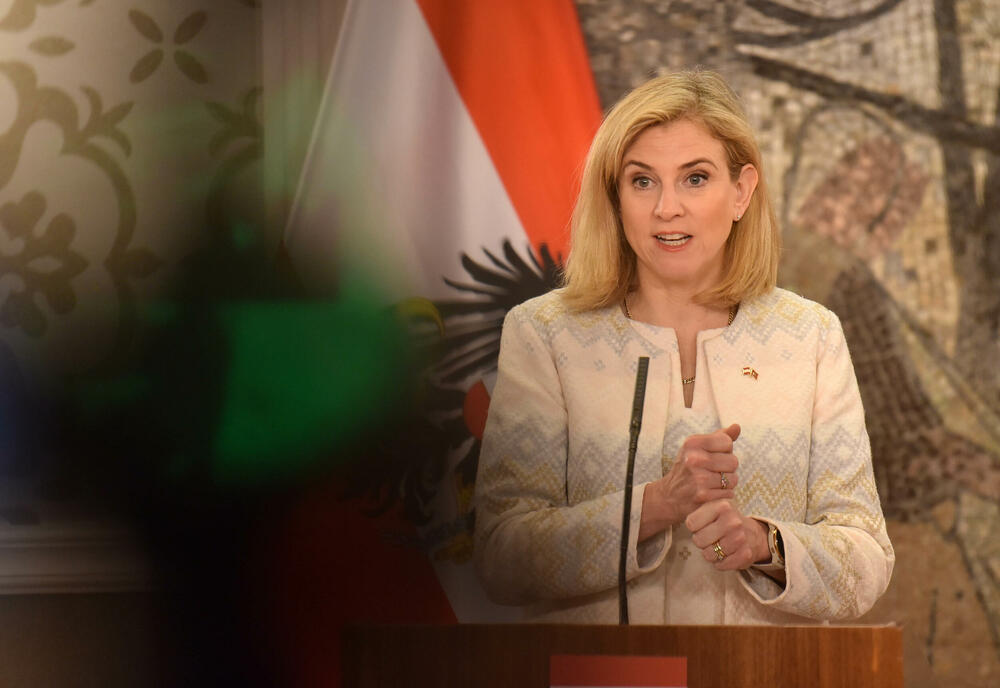 <p>Ministarka za evropske i međunarodne poslove Austrije Beate Majnl-Rajzinger je na zajedničkoj pres konferenciji sa ministrom vanjskih poslova Crne Gore Ervinom Ibrahimovićem kazala da je u procesu integracije bitna i borba protiv organizovanog kriminala, pogotovo sajber kriminala</p>