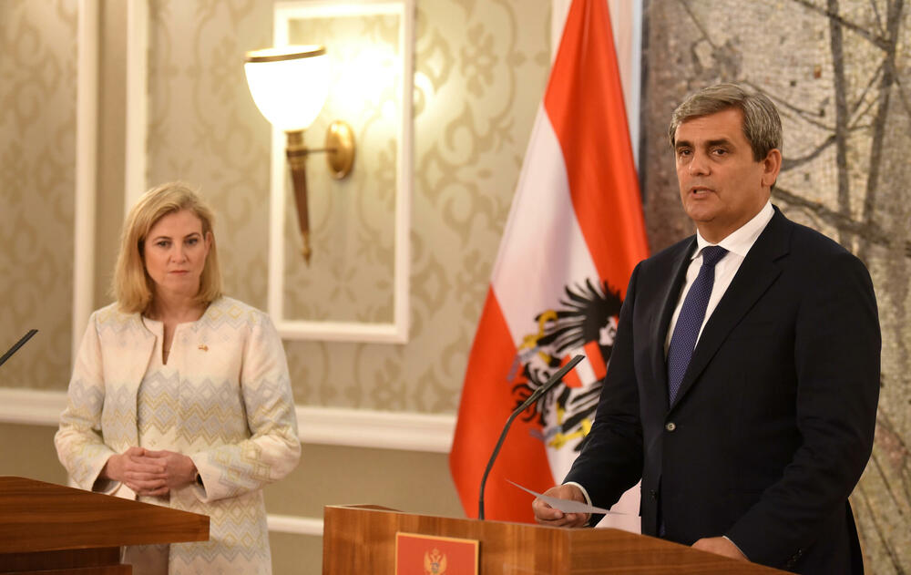 <p>Ministarka za evropske i međunarodne poslove Austrije Beate Majnl-Rajzinger je na zajedničkoj pres konferenciji sa ministrom vanjskih poslova Crne Gore Ervinom Ibrahimovićem kazala da je u procesu integracije bitna i borba protiv organizovanog kriminala, pogotovo sajber kriminala</p>