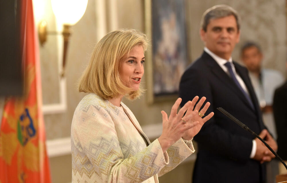 <p>Ministarka za evropske i međunarodne poslove Austrije Beate Majnl-Rajzinger je na zajedničkoj pres konferenciji sa ministrom vanjskih poslova Crne Gore Ervinom Ibrahimovićem kazala da je u procesu integracije bitna i borba protiv organizovanog kriminala, pogotovo sajber kriminala</p>