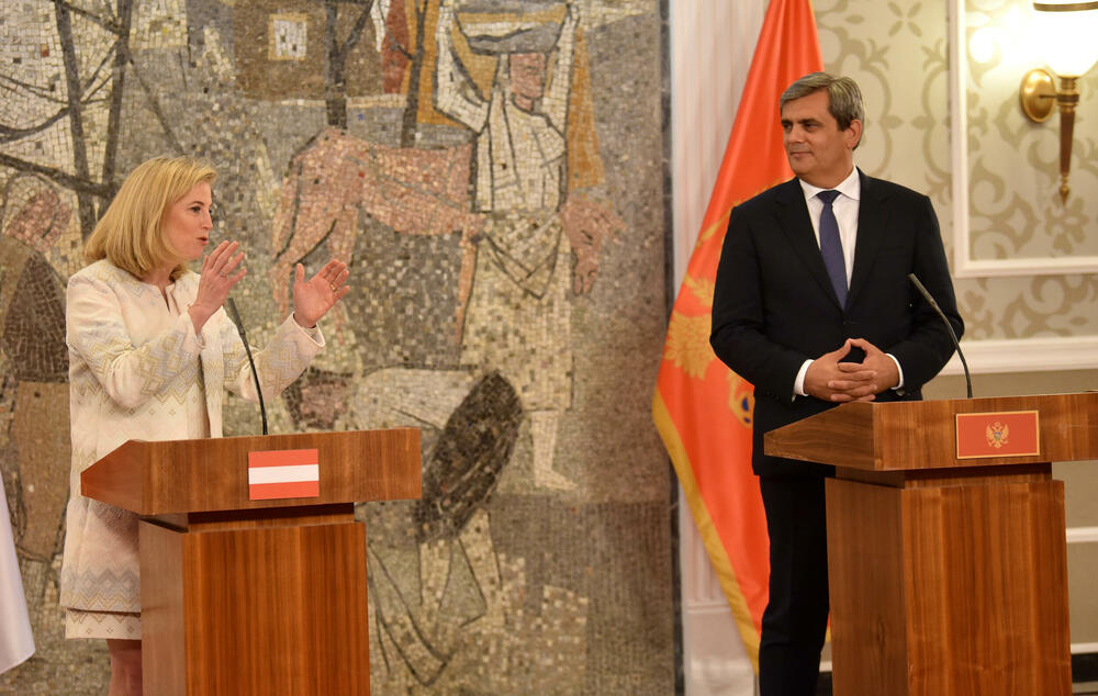 <p>Ministarka za evropske i međunarodne poslove Austrije Beate Majnl-Rajzinger je na zajedničkoj pres konferenciji sa ministrom vanjskih poslova Crne Gore Ervinom Ibrahimovićem kazala da je u procesu integracije bitna i borba protiv organizovanog kriminala, pogotovo sajber kriminala</p>