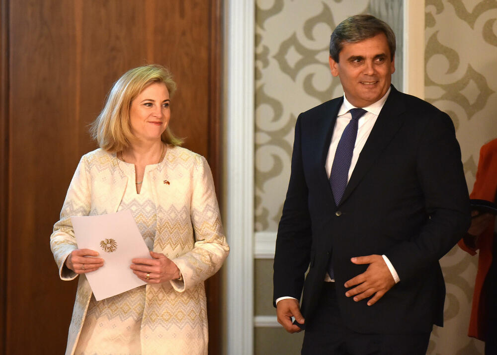 <p>Ministarka za evropske i međunarodne poslove Austrije Beate Majnl-Rajzinger je na zajedničkoj pres konferenciji sa ministrom vanjskih poslova Crne Gore Ervinom Ibrahimovićem kazala da je u procesu integracije bitna i borba protiv organizovanog kriminala, pogotovo sajber kriminala</p>