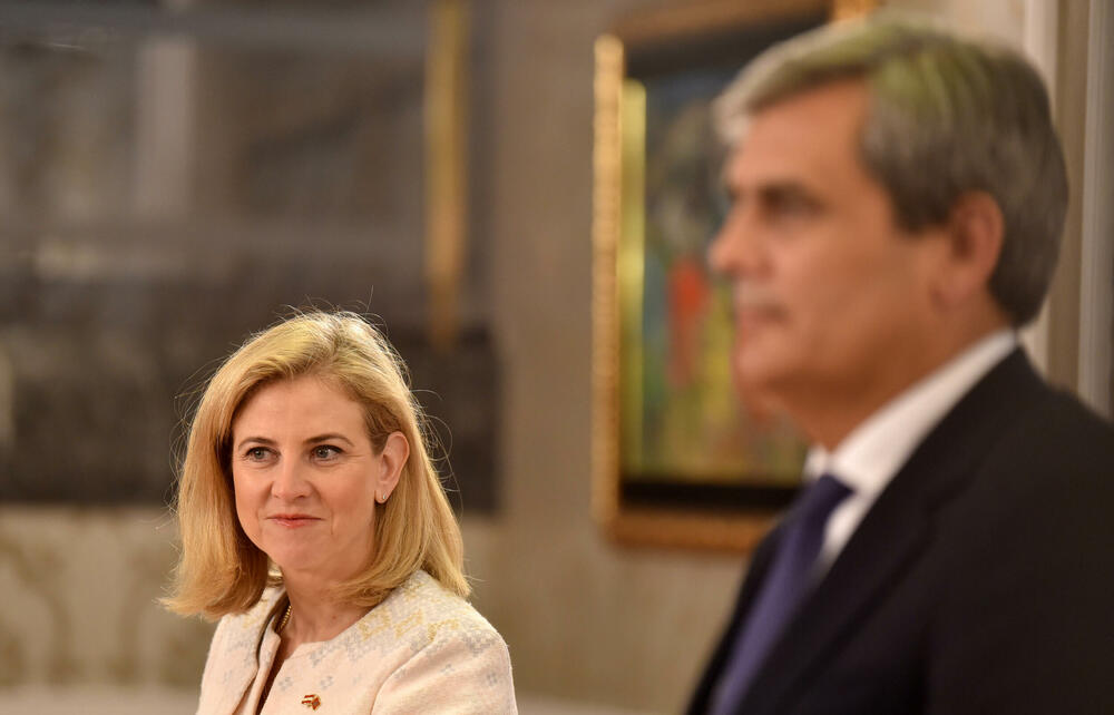 <p>Ministarka za evropske i međunarodne poslove Austrije Beate Majnl-Rajzinger je na zajedničkoj pres konferenciji sa ministrom vanjskih poslova Crne Gore Ervinom Ibrahimovićem kazala da je u procesu integracije bitna i borba protiv organizovanog kriminala, pogotovo sajber kriminala</p>