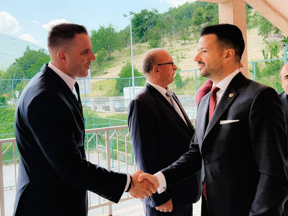 <p>"Andrijevica nikada nije tražila i ne traži milostinju. Traži infrastrukturu, investicije, razvoj. Traži da auto-put ne bude samo linija na mapi, nego veza sa investicijama, razvojem, sa dobrim radnim mjestima, sa ostankom ovdje. To nije nikakav put za Beograd ili za Podgoricu to je put da građani ostanu ovdje", poručio je Milatović</p>