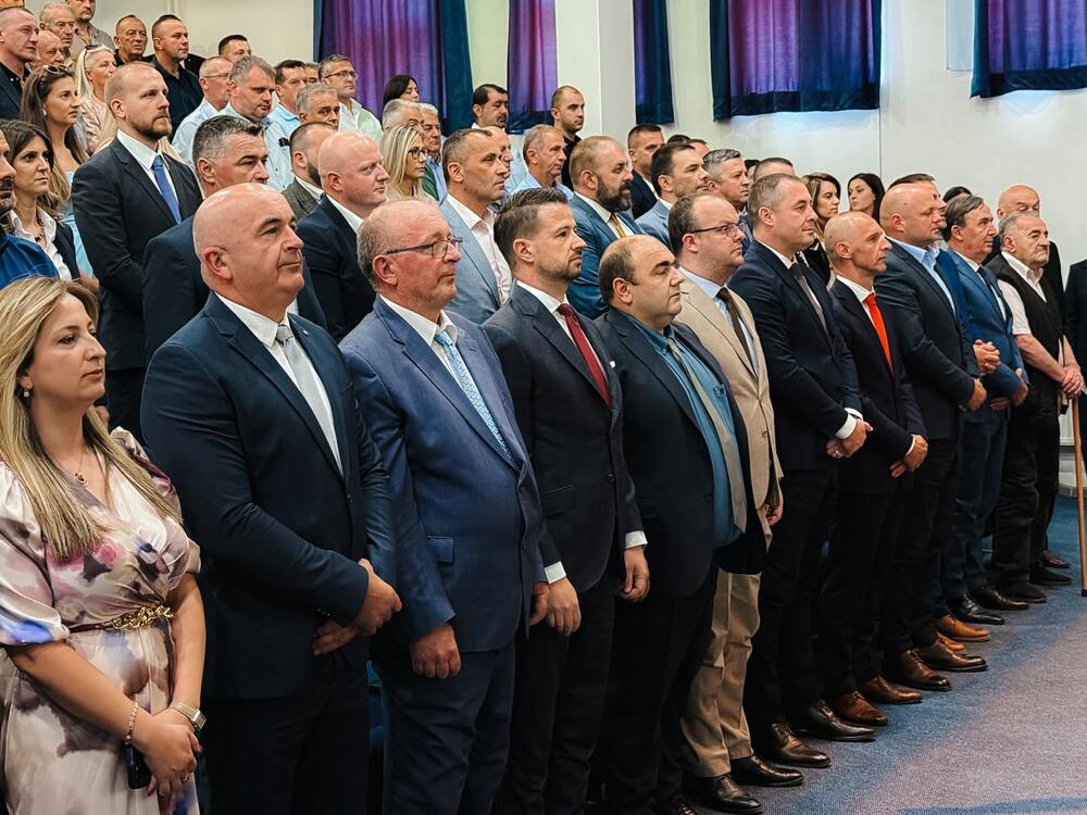 <p>"Andrijevica nikada nije tražila i ne traži milostinju. Traži infrastrukturu, investicije, razvoj. Traži da auto-put ne bude samo linija na mapi, nego veza sa investicijama, razvojem, sa dobrim radnim mjestima, sa ostankom ovdje. To nije nikakav put za Beograd ili za Podgoricu to je put da građani ostanu ovdje", poručio je Milatović</p>