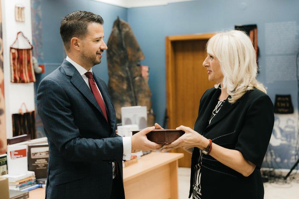 <p>Najstarije biblioteke na sjeveru Crne Gore biće obogaćena publikacijama iz oblasti crnogorske kulturne baštine i savremenog stvaralaštva – stvarajući vrijedan fond posvećen državnoj kulturnoj istoriji</p>