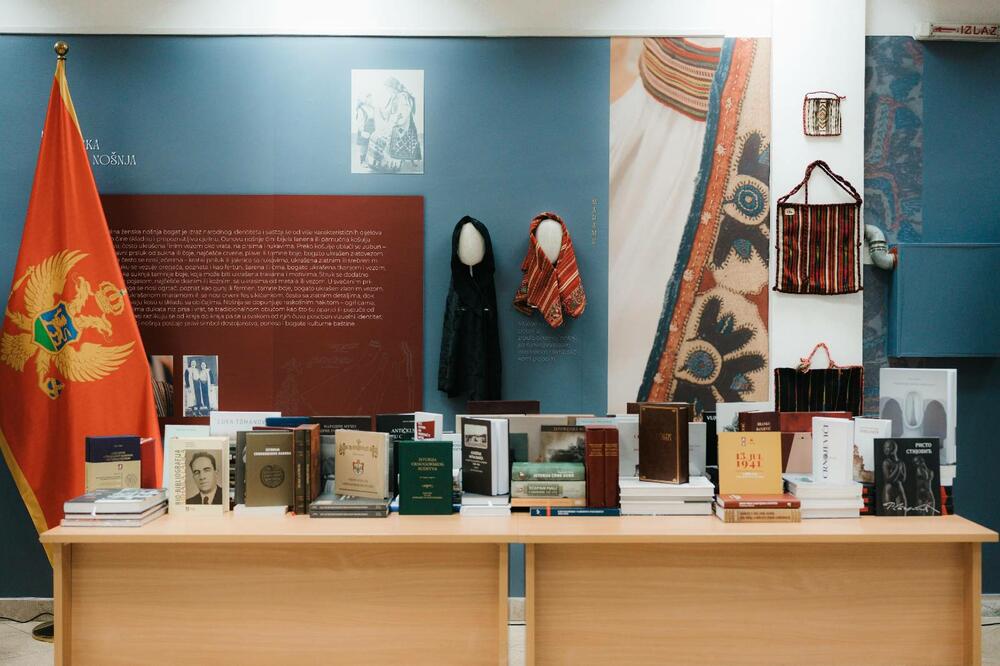 Jakov Milatović daroval knjige knjižnici v Andrijevic