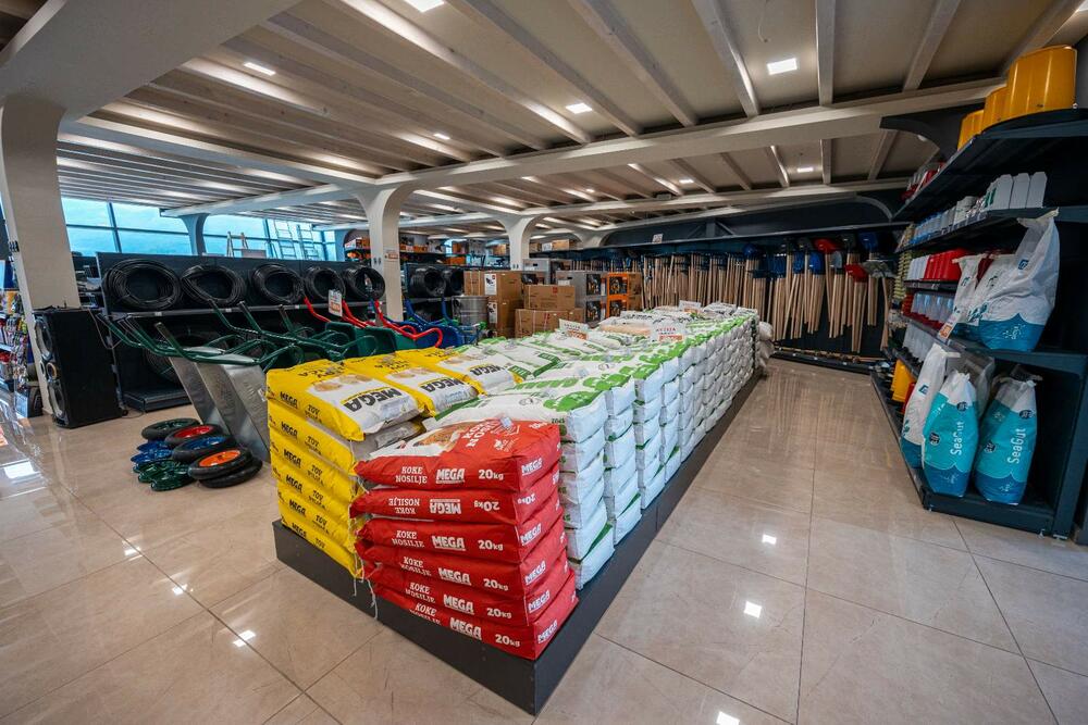 <p><em>Kompanija Agromont nastavlja da širi svoje poslovanje i kontinuirano doprinosi razvoju poljoprivrede u Crnoj Gori</em></p>