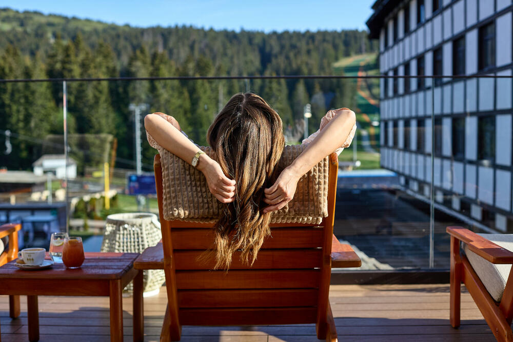 <p><strong><em>Vrelo ljeto je tek uzelo zamah i bijeg iz grada postao je glavna tema u društvu.</em></strong></p>  <p><strong><em>Gdje se skloniti, gdje provesti kvalitetno vrijeme sa djecom i prijateljima, zaspati laganim snom i disati punim plućima? Kopaonik – krov Srbije, prava planinska ljepotica vas očekuje u punoj raskoši zelenila, idealnih temperatura i primamljive ponude. Osjetite i vi okrijepljujući efekat ove planine kroz vazduh, mirise i ukuse ljeta i neponovljivu lagodnost „života na vrhu“.</em></strong></p>