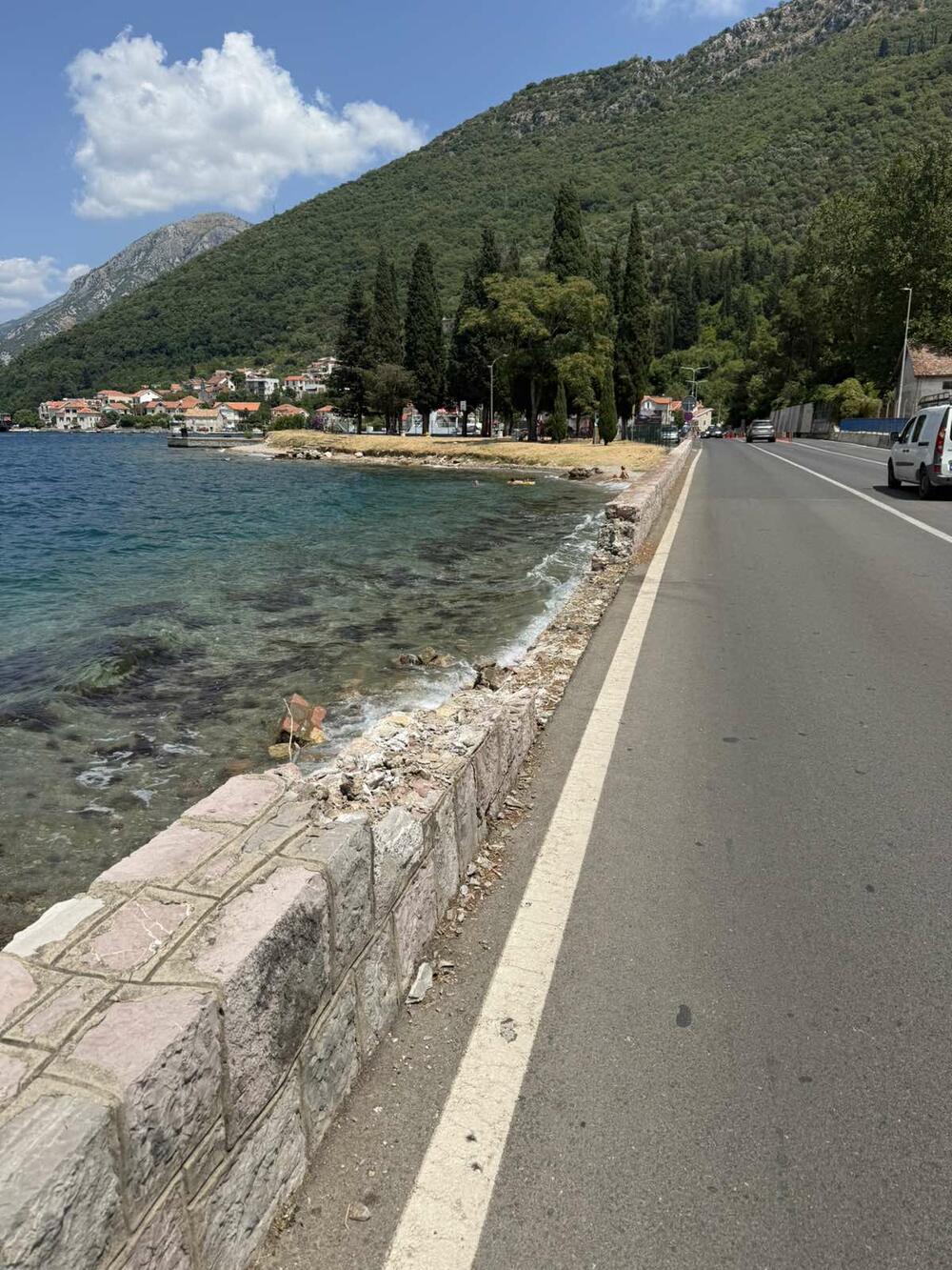 <p>"Za čuđenje je pak bila ponuda Morskog dobra da u sred ljetnje sezone Opštini Tivat nudi šest plaža, dok je još u toku validna tenderska procedura. Iznenada, izvan ustaljenih procedura, bez sagledavanja šireg uticaja na privredu, lokalnoj upravi je ponuđeno šest plaža. Uzmi kajaćeš se, ne uzmi kajaćeš se"</p>