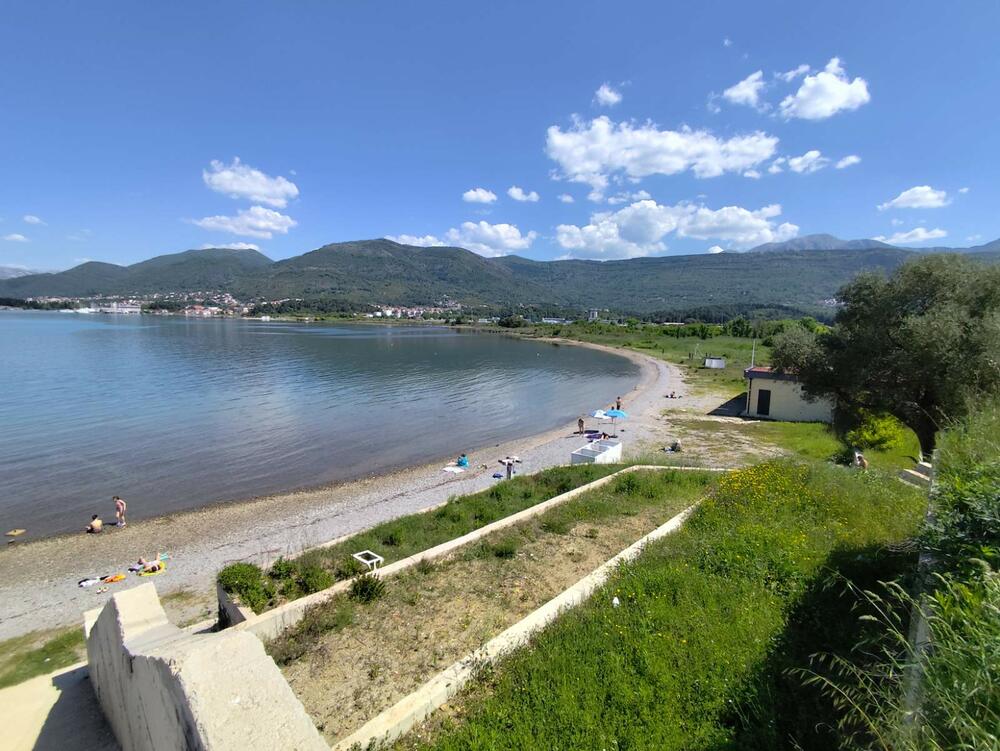<p>"Za čuđenje je pak bila ponuda Morskog dobra da u sred ljetnje sezone Opštini Tivat nudi šest plaža, dok je još u toku validna tenderska procedura. Iznenada, izvan ustaljenih procedura, bez sagledavanja šireg uticaja na privredu, lokalnoj upravi je ponuđeno šest plaža. Uzmi kajaćeš se, ne uzmi kajaćeš se"</p>
