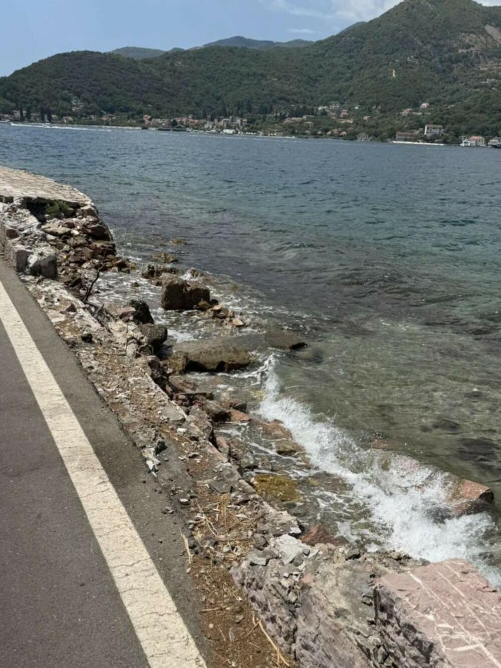 <p>"Za čuđenje je pak bila ponuda Morskog dobra da u sred ljetnje sezone Opštini Tivat nudi šest plaža, dok je još u toku validna tenderska procedura. Iznenada, izvan ustaljenih procedura, bez sagledavanja šireg uticaja na privredu, lokalnoj upravi je ponuđeno šest plaža. Uzmi kajaćeš se, ne uzmi kajaćeš se"</p>