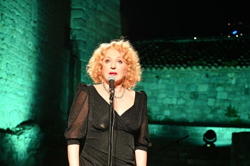 Mirjana Karanović kao Marlen Ditrih, Foto: Grad teatar