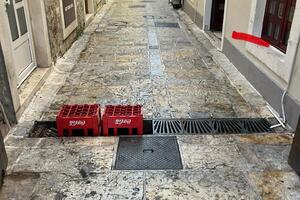 Stari grad Budva: Plastičnim gajbama pokrili rupu u kanalu