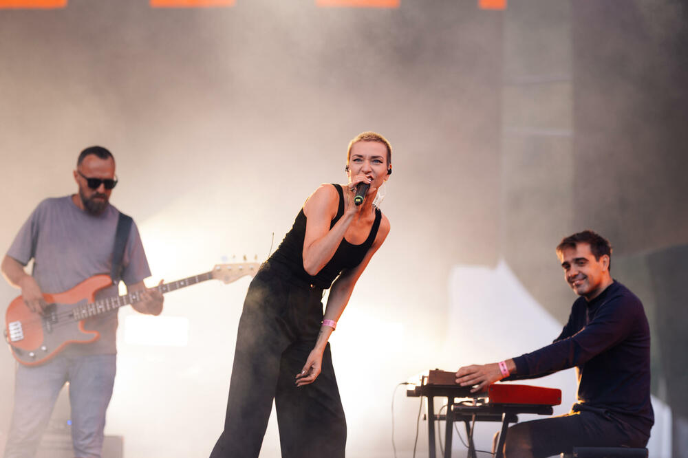 Mirela Priselac Remi sa članovima grupe Elemental, Foto: Marko Ristić