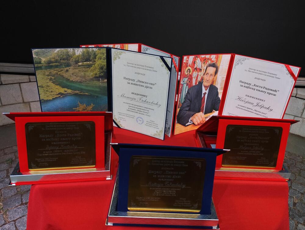 <p>Prethodnog vikenda Plužine su bile centar okupljanja pjesnika iz zemlje i regiona, ali i drugih književnih stvaralaca i univerzitetskih profesora koji su tokom dvodnevne manifestacije “Pjesnička riječ na izvoru Pive”, najstarije književne smotre u Crnoj Gori, ređali poetske i književne niti</p>