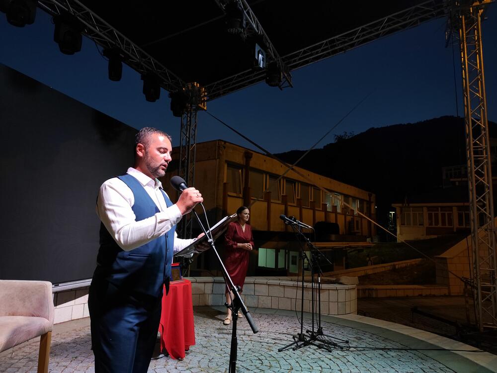 <p>Prethodnog vikenda Plužine su bile centar okupljanja pjesnika iz zemlje i regiona, ali i drugih književnih stvaralaca i univerzitetskih profesora koji su tokom dvodnevne manifestacije “Pjesnička riječ na izvoru Pive”, najstarije književne smotre u Crnoj Gori, ređali poetske i književne niti</p>