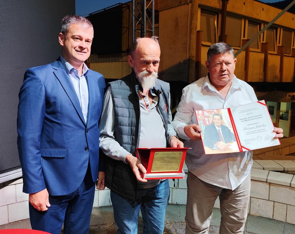 <p>Prethodnog vikenda Plužine su bile centar okupljanja pjesnika iz zemlje i regiona, ali i drugih književnih stvaralaca i univerzitetskih profesora koji su tokom dvodnevne manifestacije “Pjesnička riječ na izvoru Pive”, najstarije književne smotre u Crnoj Gori, ređali poetske i književne niti</p>