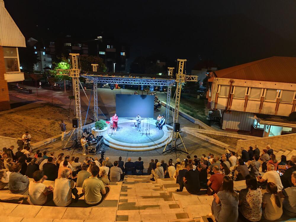 <p>Prethodnog vikenda Plužine su bile centar okupljanja pjesnika iz zemlje i regiona, ali i drugih književnih stvaralaca i univerzitetskih profesora koji su tokom dvodnevne manifestacije “Pjesnička riječ na izvoru Pive”, najstarije književne smotre u Crnoj Gori, ređali poetske i književne niti</p>