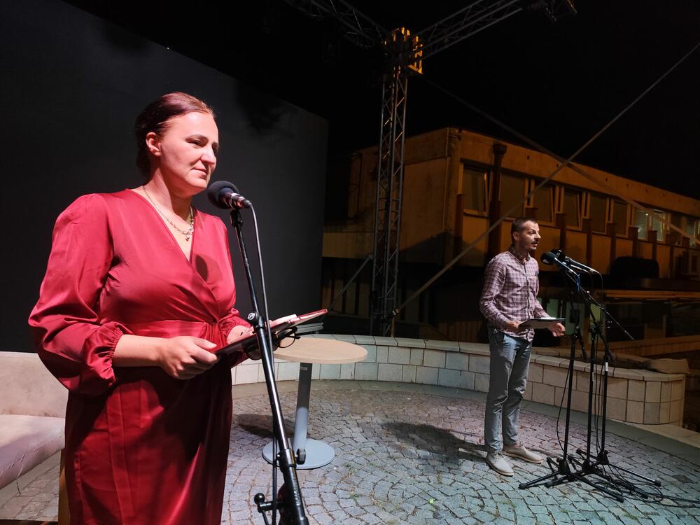 <p>Prethodnog vikenda Plužine su bile centar okupljanja pjesnika iz zemlje i regiona, ali i drugih književnih stvaralaca i univerzitetskih profesora koji su tokom dvodnevne manifestacije “Pjesnička riječ na izvoru Pive”, najstarije književne smotre u Crnoj Gori, ređali poetske i književne niti</p>