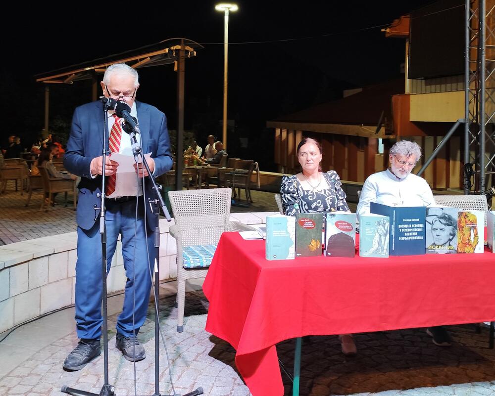 <p>Prethodnog vikenda Plužine su bile centar okupljanja pjesnika iz zemlje i regiona, ali i drugih književnih stvaralaca i univerzitetskih profesora koji su tokom dvodnevne manifestacije “Pjesnička riječ na izvoru Pive”, najstarije književne smotre u Crnoj Gori, ređali poetske i književne niti</p>