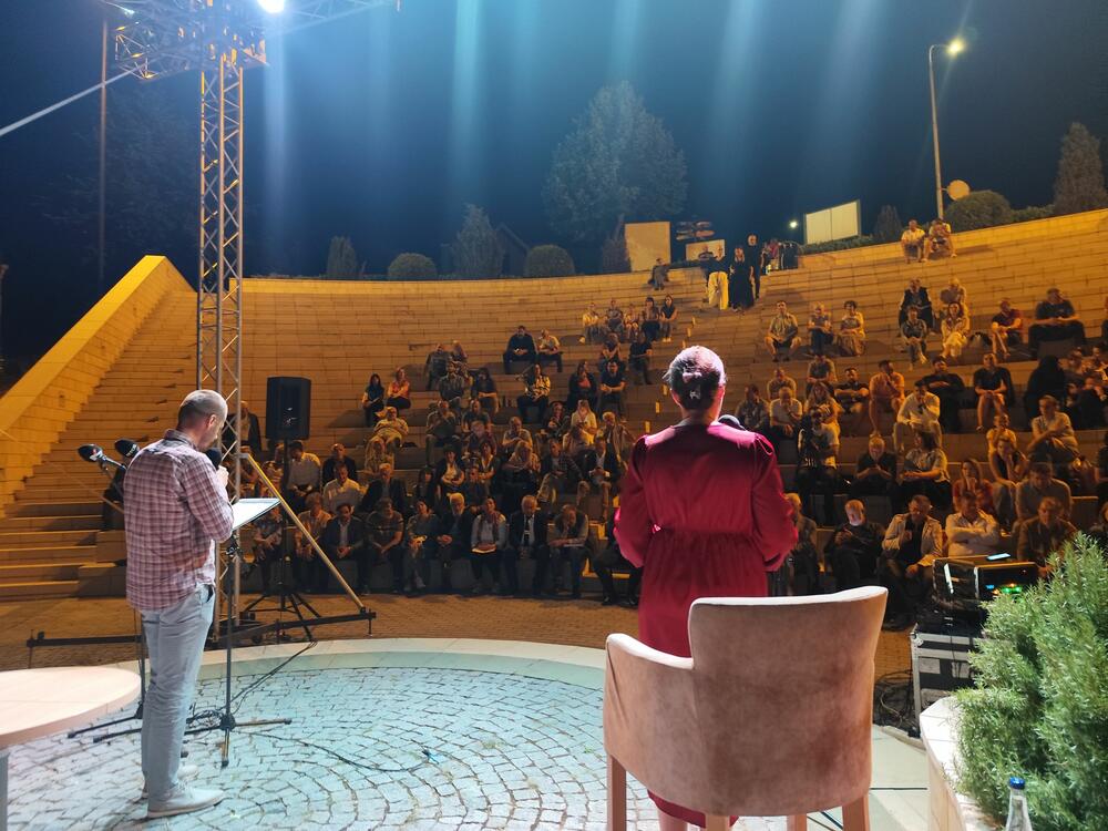 <p>Prethodnog vikenda Plužine su bile centar okupljanja pjesnika iz zemlje i regiona, ali i drugih književnih stvaralaca i univerzitetskih profesora koji su tokom dvodnevne manifestacije “Pjesnička riječ na izvoru Pive”, najstarije književne smotre u Crnoj Gori, ređali poetske i književne niti</p>