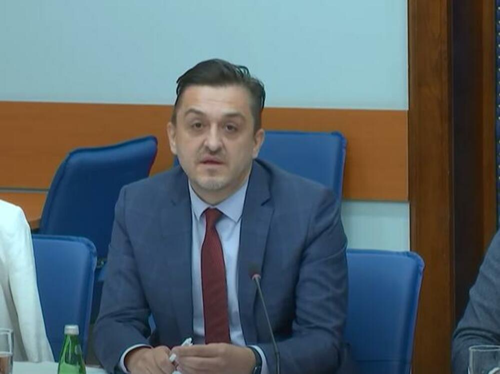 Črna gora pri gradnji avtoceste prihranila 12,6 milijona evrov, medtem ko so se neto sredstva hrvaških pokojninskih skladov zvišala za 315,6 milijona evrov.