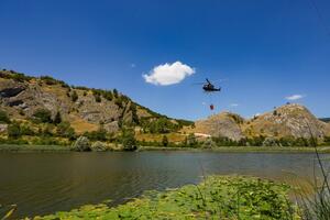 Požar u selu Duži stavljen pod kontrolu: Helikopter VCG učestvovao...