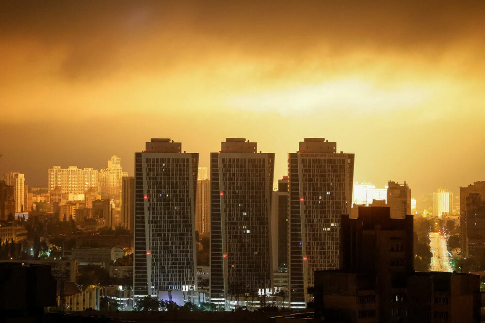 Nebo iznad Kijeva tokom ruskih napada dronovima i raketama, Foto: Rojters