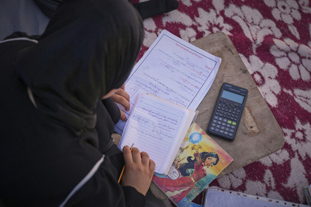 Sara Kanan uči u šatoru u Kan Junisu