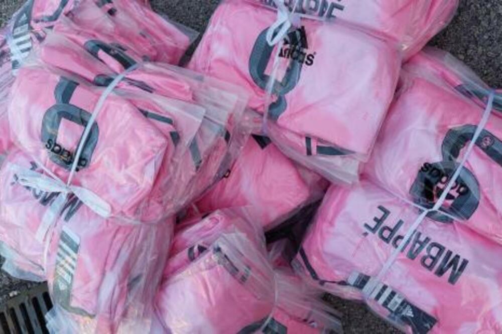 Dio zaplijenjenih dresova, Foto: Francuska carinska služba